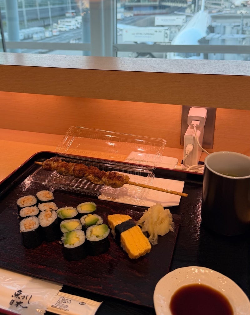 空港で食べた鳥くし焼とお寿司の画像