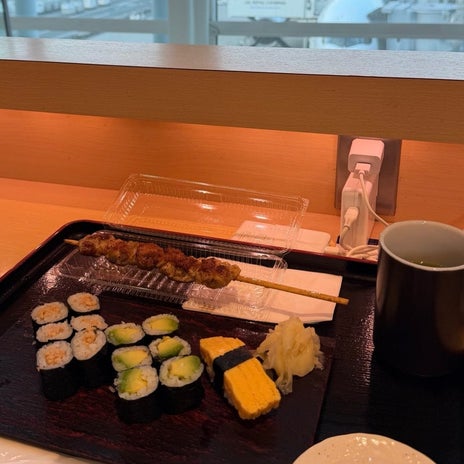 空港で食べた鳥くし焼とお寿司の画像