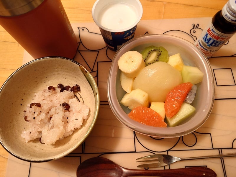 秋野暢子 御赤飯と桃という朝ご飯の画像