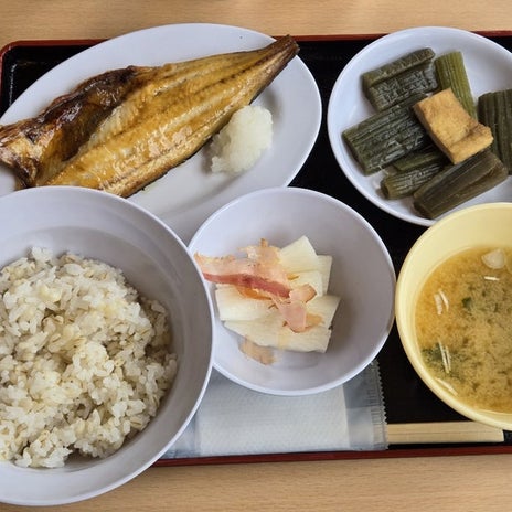 息子は和牛で私はホッケの定食の画像