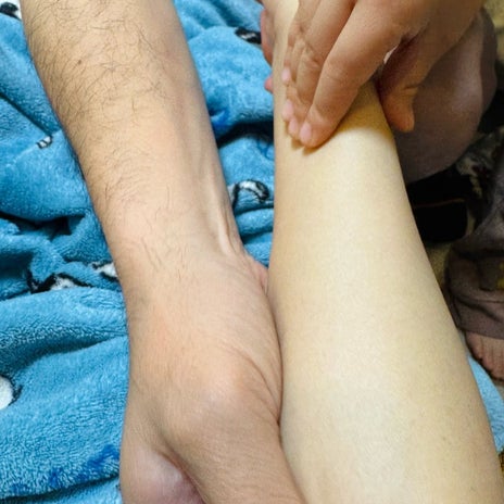 だいた 夫と息子の腕のマッサージの画像