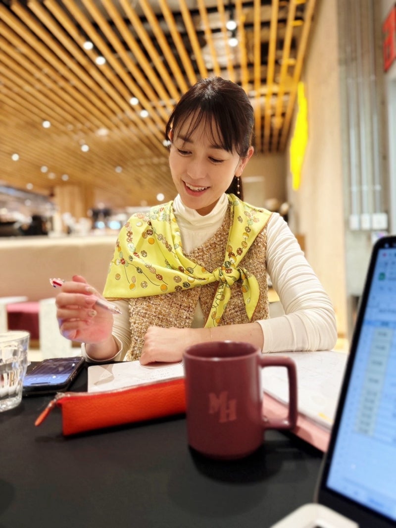 細川直美 ツイードのジレにスカーフの画像