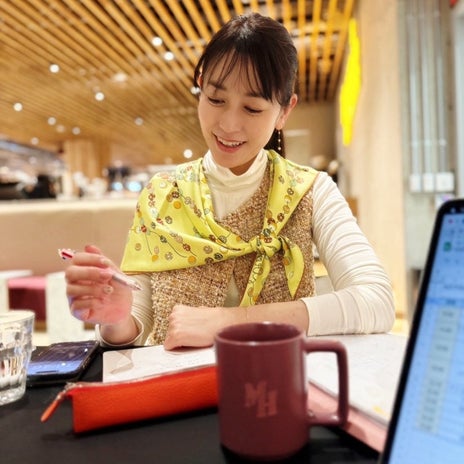 細川直美 ツイードのジレにスカーフの画像