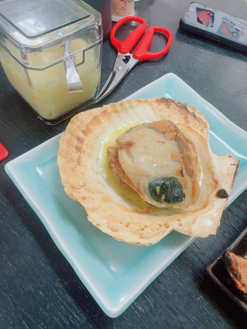 ハサミで切って食べる分厚いホタテの画像