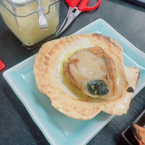 ハサミで切って食べる分厚いホタテの画像