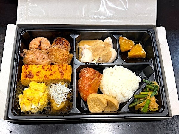 おかずが入りきらなかった特製お弁当の画像