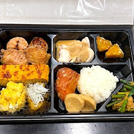おかずが入りきらなかった特製お弁当の画像