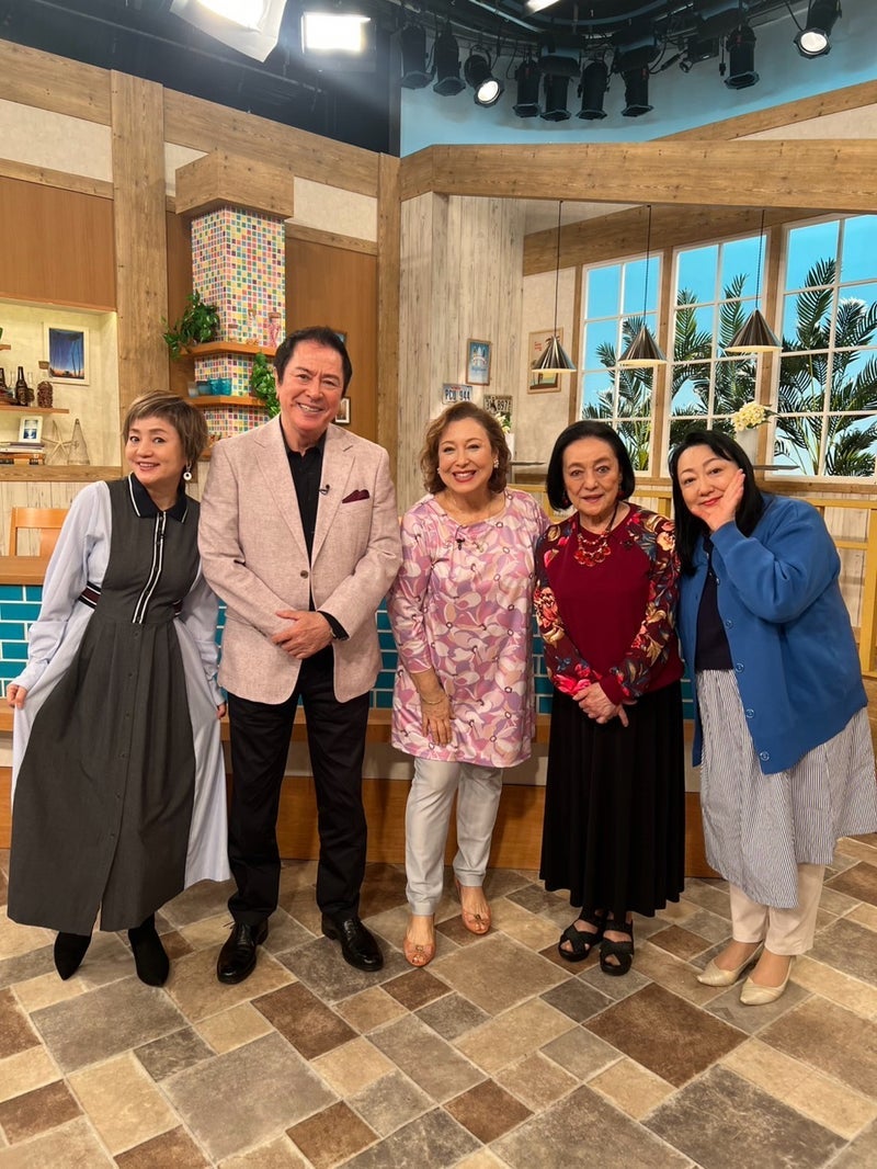 キャシー中島 クッキー缶にサインの画像