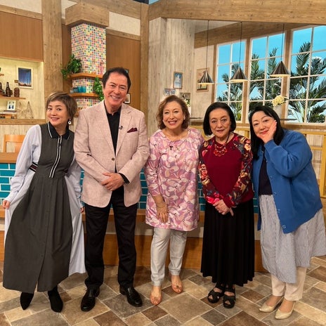 キャシー中島 クッキー缶にサインの画像