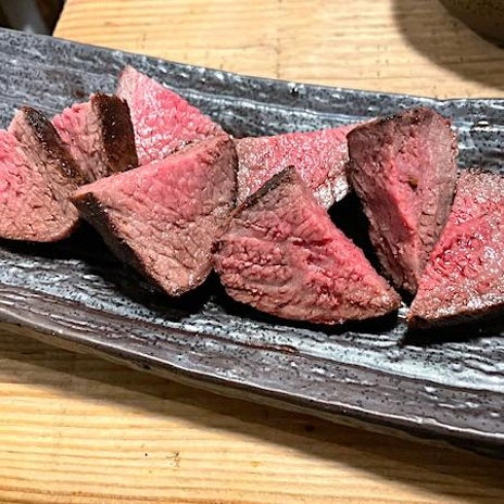 指示通りに焼いた赤身のステーキの画像