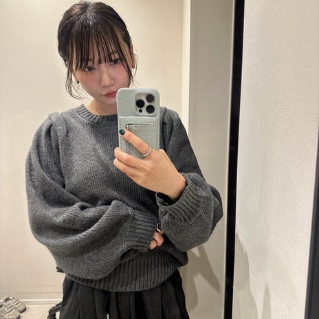 桃 可愛い形のニットとパンツ姿の画像