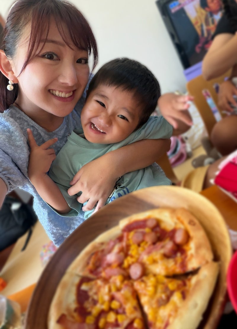 友達の家でみんなで楽しいピザ作りの画像