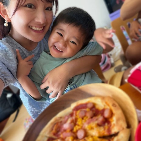 友達の家でみんなで楽しいピザ作りの画像