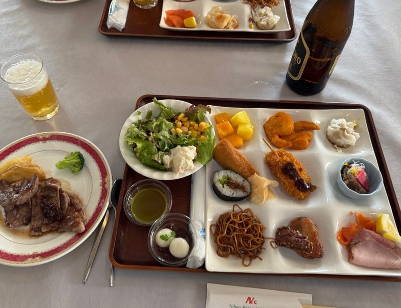 食べ過ぎた豪勢なランチバイキングの画像