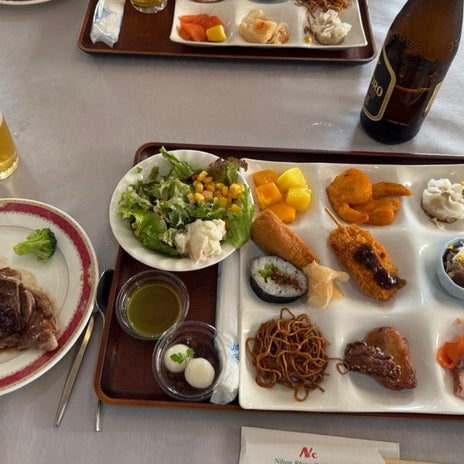 食べ過ぎた豪勢なランチバイキングの画像