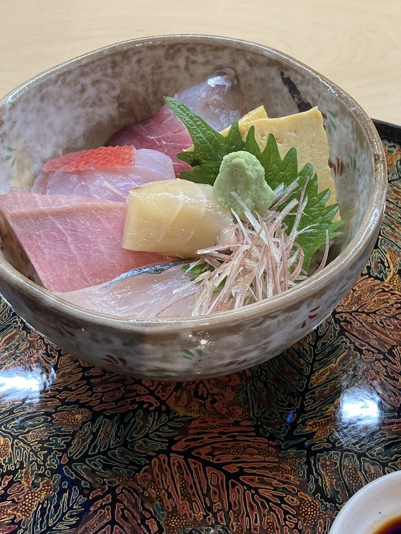 隣の客のかもせいろにヅケ3貫付きの画像