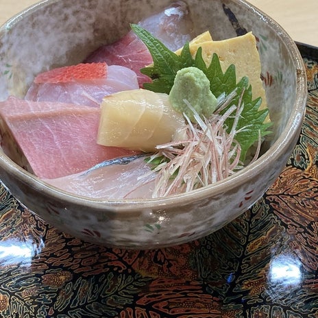 隣の客のかもせいろにヅケ3貫付きの画像