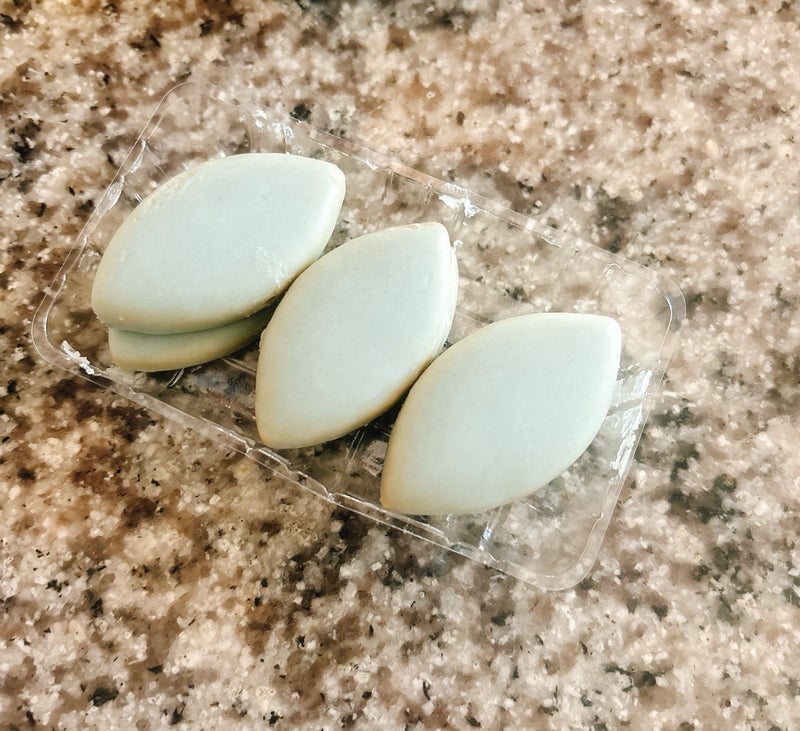 購入した季節限定の夏らしいお菓子の画像