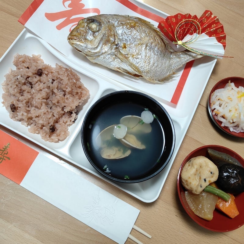 お食い初めセットで祝う0歳3か月の画像