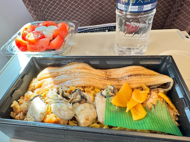 薬丸裕英 車内の穴子牡蠣弁当の画像