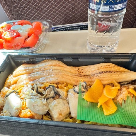 薬丸裕英 車内の穴子牡蠣弁当の画像