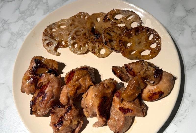 チキンとレンコンを焼いたおうちごはんの画像