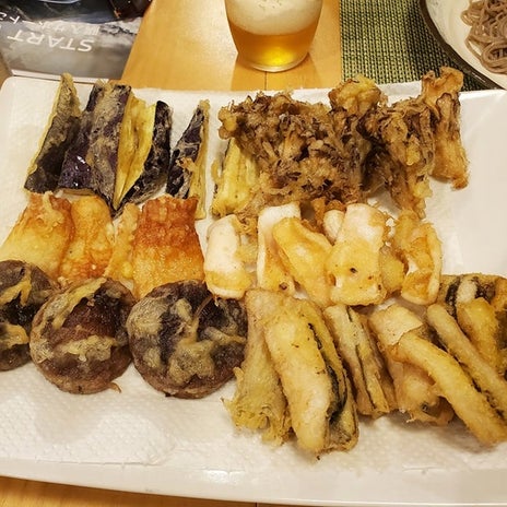 穴子とイカの天婦羅と炊き込みご飯の画像
