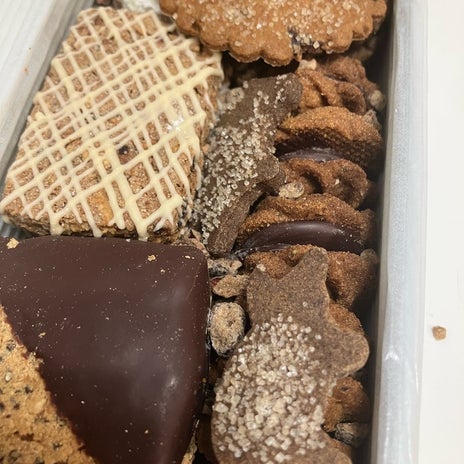 送料込み7000円超えのクッキー缶の画像