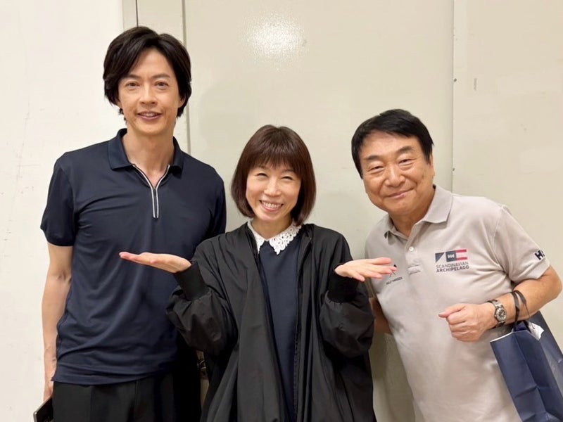水森 格さんと神田くんに挟まれ笑顔の画像