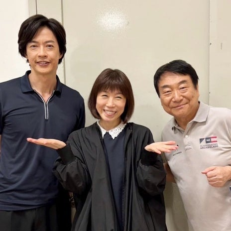 水森 格さんと神田くんに挟まれ笑顔の画像