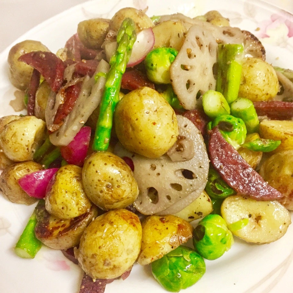 根菜と芽キャベツ、アスパラ、サラミのガーリックオニオン炒め